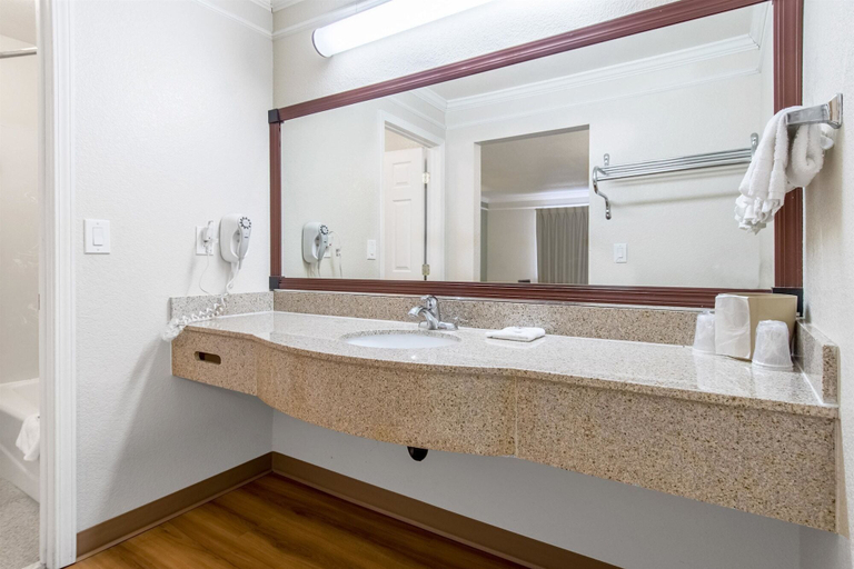 Bathroom 4, Motel 6 Kingsburg, CA, Fresno