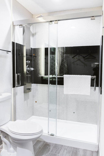 Bathroom 4, Motel 6 Bellville, OH - Mid Ohio, Richland