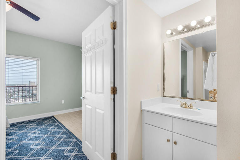 Bathroom 4, Shores of Panama 2122, Bay