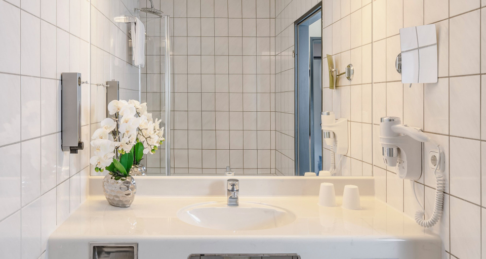 Bathroom 5, PLAZA INN Grevenbroich, Rhein-Kreis Neuss