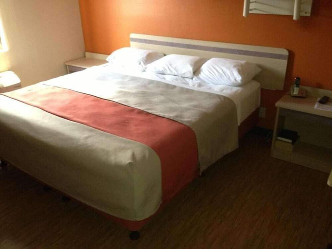 Bedroom 3, Motel 6 Elk City, OK, Beckham