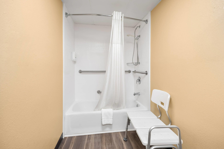 Bathroom 4, Quality Inn Perry - National Fairgrounds Area, Houston