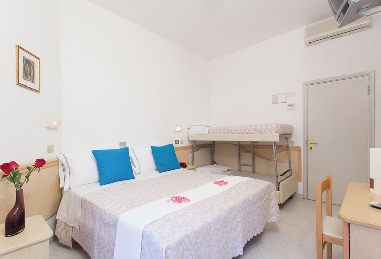 Bedroom 5, HOTEL COLA FRONTEMARE, Rimini