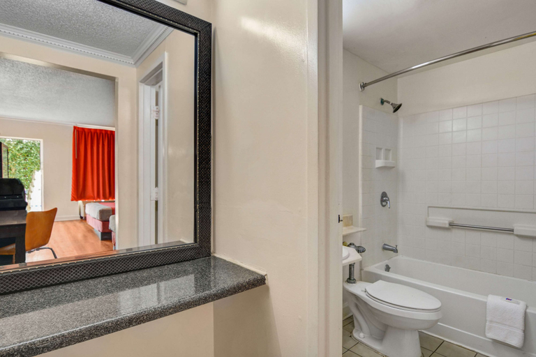 Bathroom 4, Motel 6 Americus, GA, Sumter
