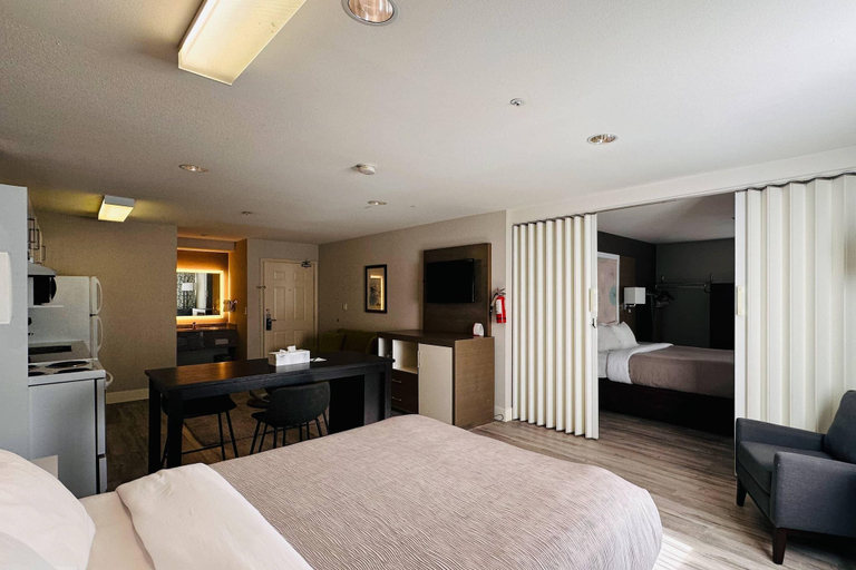 Bedroom 3, Quality Inn, Thompson-Nicola
