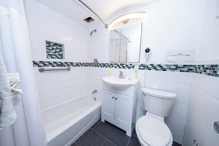 Bathroom 4, Nassau Inn Beachfront, Cape May