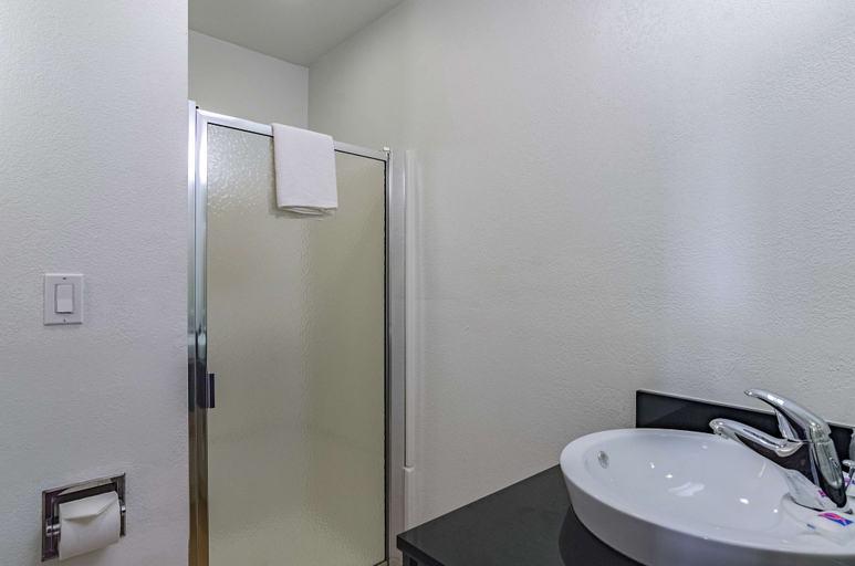 Bathroom 4, Motel 6 Riverton, WY, Fremont