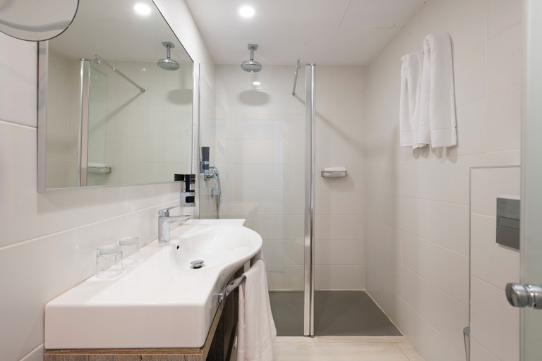 Bathroom 4, Leonardo Royal Hotel Mallorca Palmanova Bay, Baleares