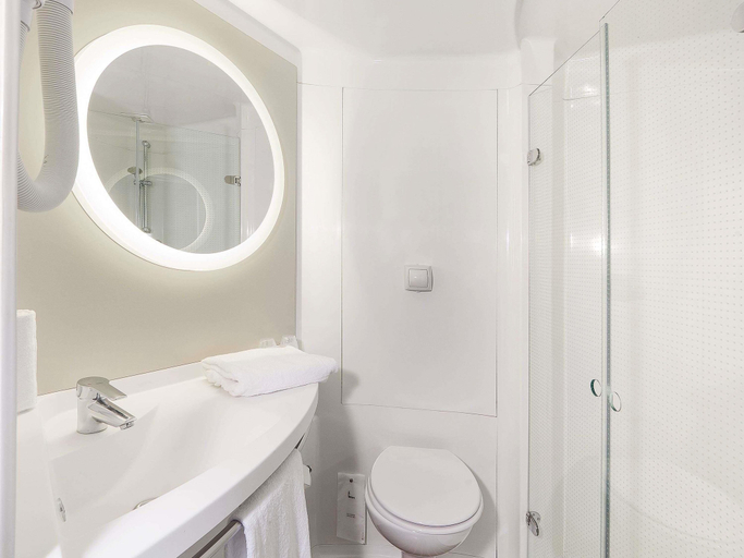 Bathroom 3, Ibis Styles Toulouse Lavaur, Tarn