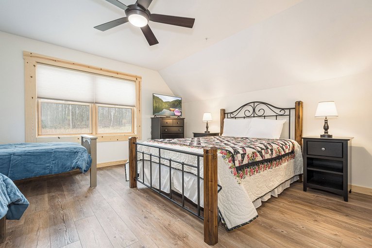 Bedroom 2, John's Place by Taylor Made Deep Creek, Garrett