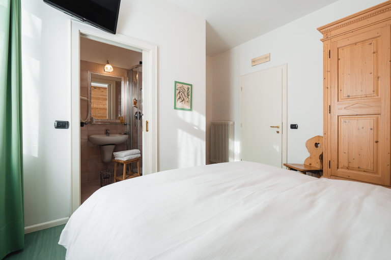 Bedroom 3, Hotel Oasi, Belluno
