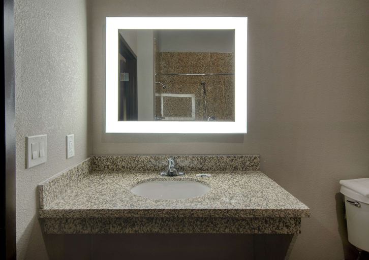 Bathroom 4, Motel 6 Fort Worth, TX – I-35 & I-20, Fort Worth