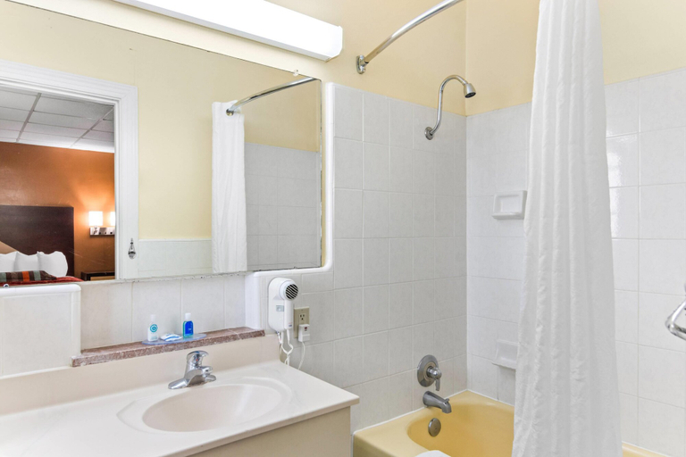 Bathroom 4, Rodeway Inn Williamsburg Historic Area, Williamsburg