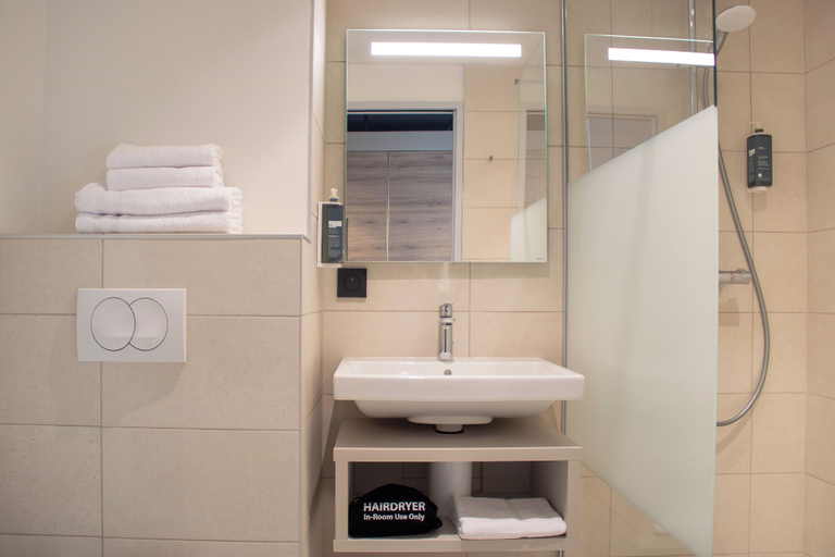 Bathroom 3, Brit Hotel Cahors Centre - Le Valentré, Lot