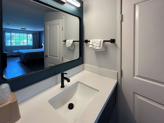 Bathroom 4, Studio 6 Suites Gardena, CA, Los Angeles
