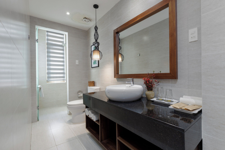Bathroom 4, Flower Beachstay & Coffee, Da Nang