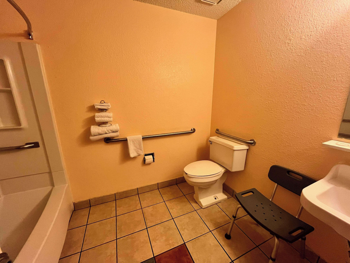 Bathroom 4, Motel 6 Deming, NM, Luna