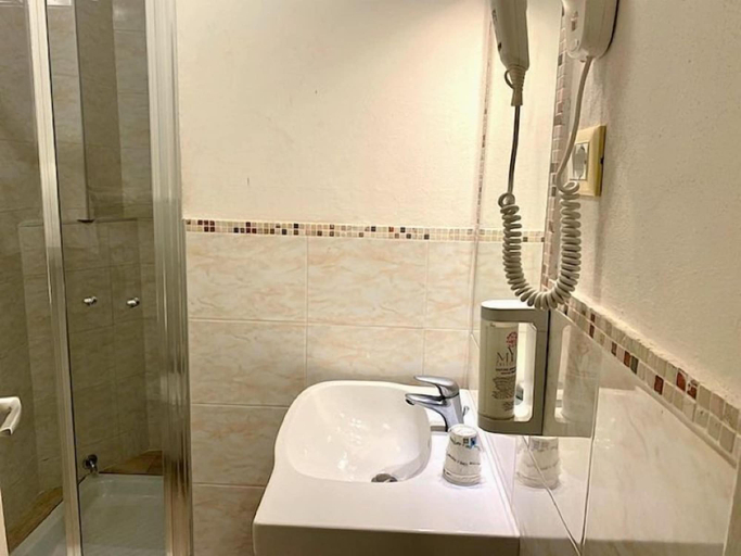 Bathroom 5, Hotel Cimabue, Florence