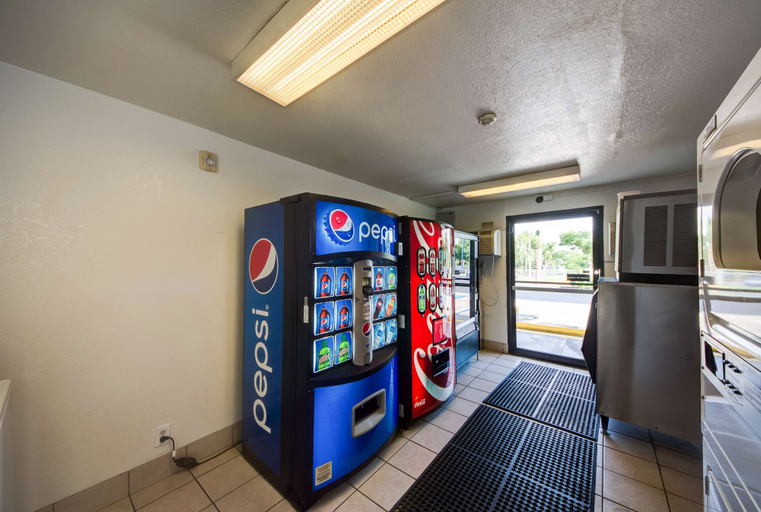 Food & Drinks 5, Motel 6 Lakeland, FL, Polk