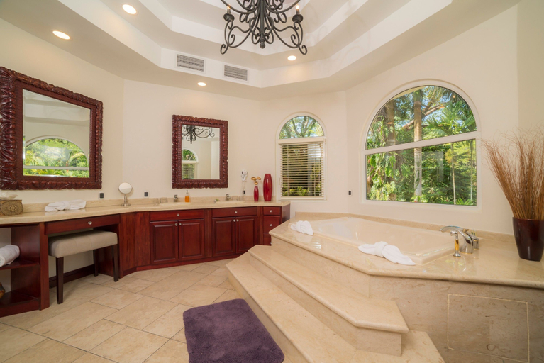 Bathroom 3, Harmon House, Garabito