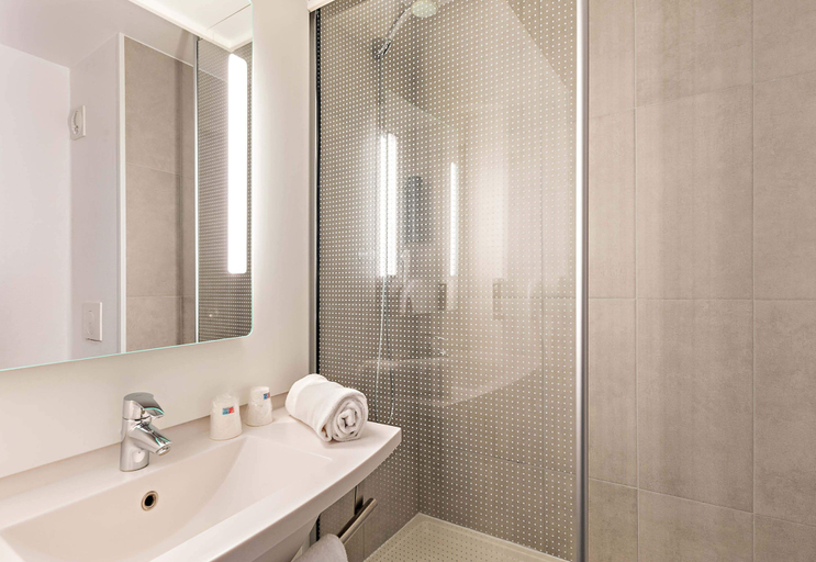 Bathroom 4, B&B HOTEL Rouen Centre Rive Droite, Seine-Maritime
