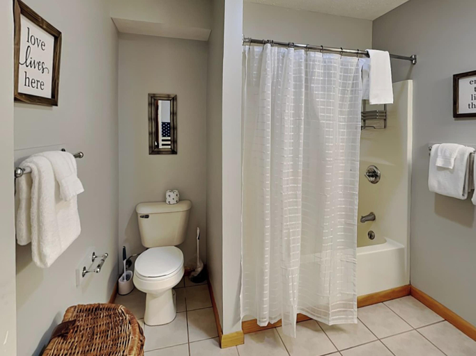 Bathroom 4, American Pride by Taylor Made Deep Creek, Garrett