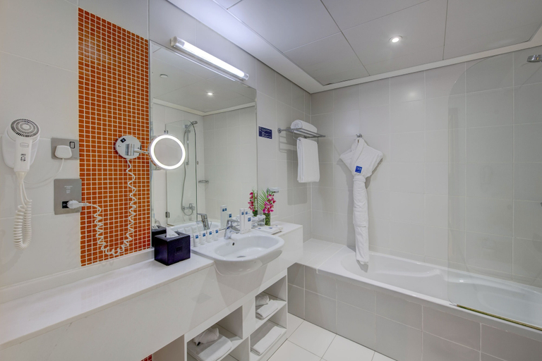 Bathroom 5, TRYP by Wyndham Abu Dhabi City Centre, Abu Dhabi City