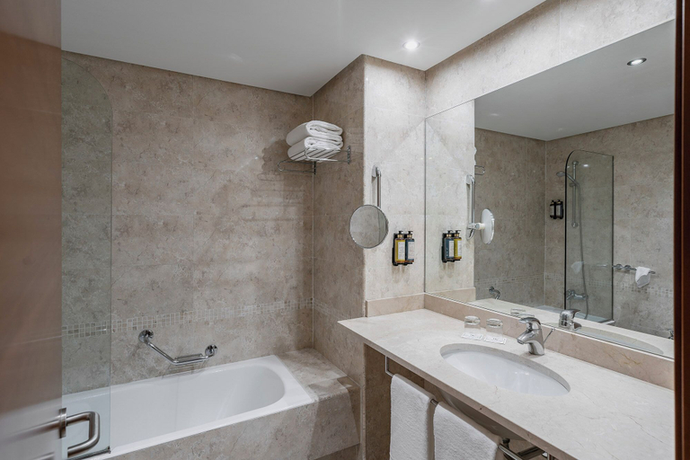 Bathroom 5, Dorma Coliseum, Cantabria