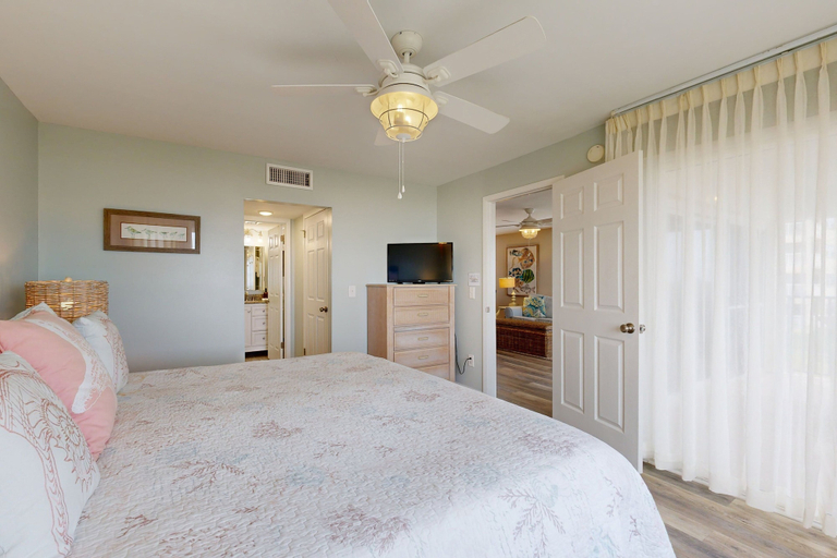 Room 3, Oceanfront Corner Condo With Sunrise-view Balcony, Pool & 1-minute Walk to Beach, Nassau