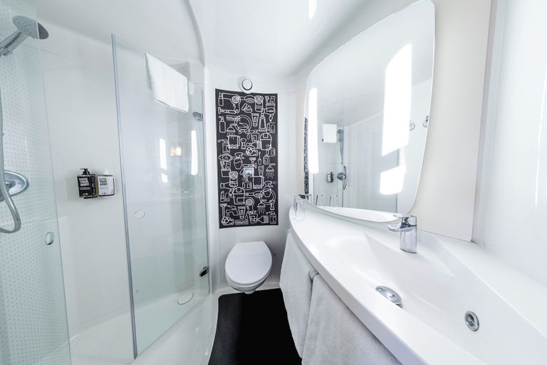 Bathroom 5, ibis London Luton Airport, Luton