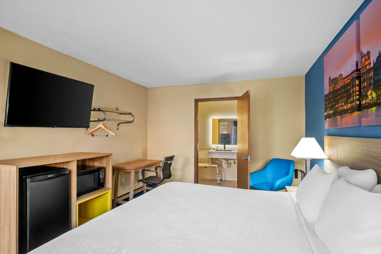 Bedroom 3, Days Inn by Wyndham Renfro Valley Mount Vernon, Rockcastle