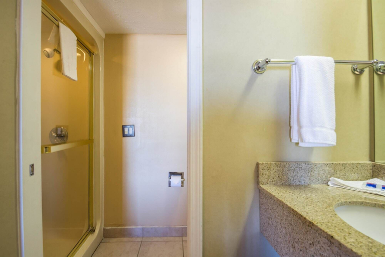 Bathroom 4, Motel 6 Indianapolis, IN - Airport, Indianapolis