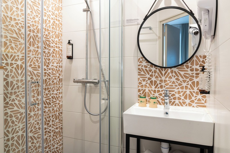 Bathroom 4, The Originals Hotel Les Océanes, Morbihan