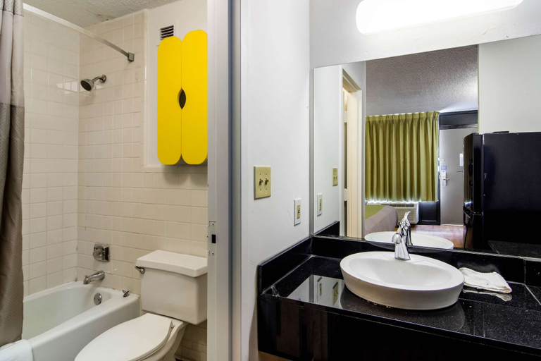 Bathroom 5, Studio 6 Extended Stay - Lagrange, GA, Troup
