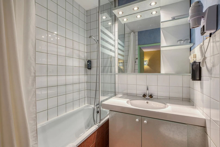 Bathroom 4, Brit Hotel Florimont, Haute-Savoie