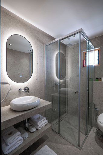 Bathroom 4, Hotel Castle, Sarandës
