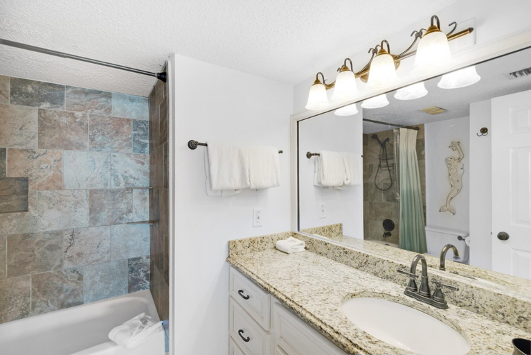 Bathroom 4, Summerhouse 502a, Bay