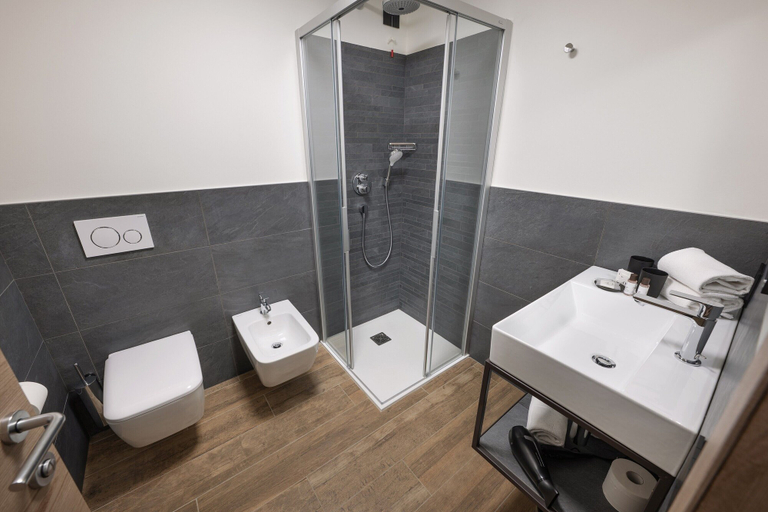 Bathroom 3, Hotel Loredana, Sondrio