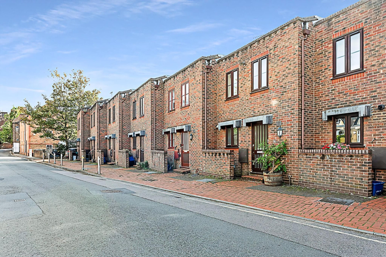 Exterior & Views 2, Beautiful Three-bedroom House in Richmond, London