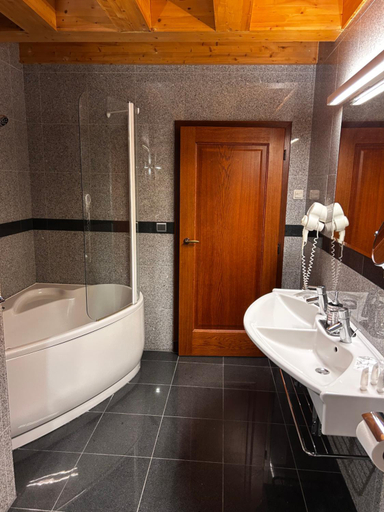 Bathroom 5, Hotel Hradna brana, Bratislava IV