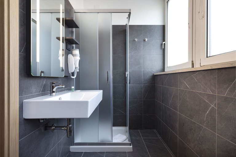 Bathroom 4, B&B Hotel Bolzano, Bolzano