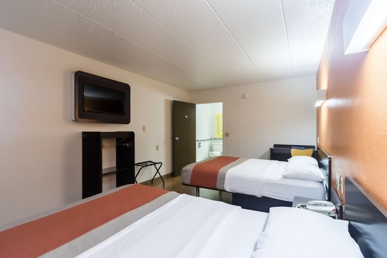 Bedroom 3, Motel 6 Crawfordsville, IN, Montgomery