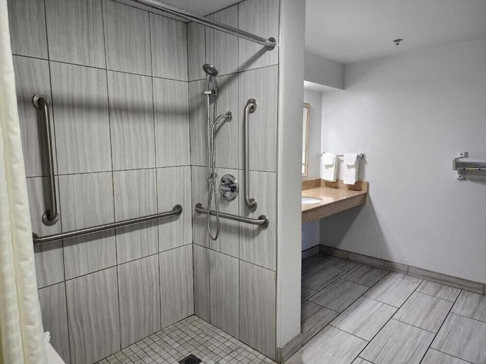 Bathroom 4, Mojave Desert Inn - Barstow I-15, San Bernardino