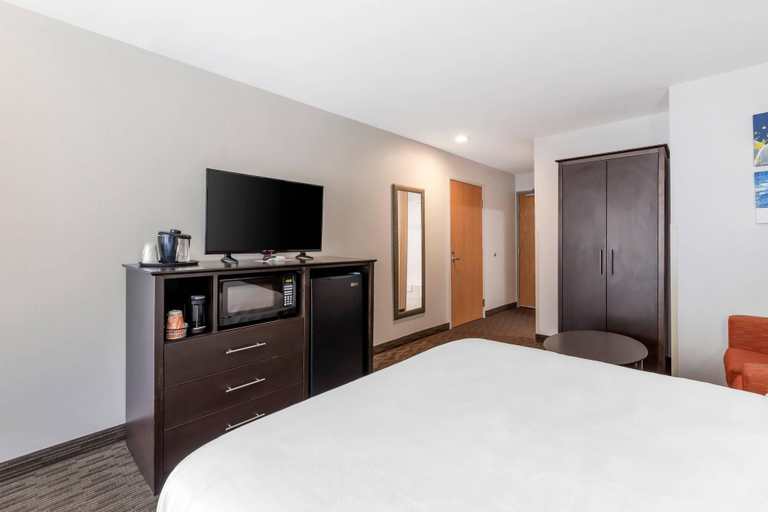 Bedroom 4, Comfort Inn & Suites New Lisbon, Juneau