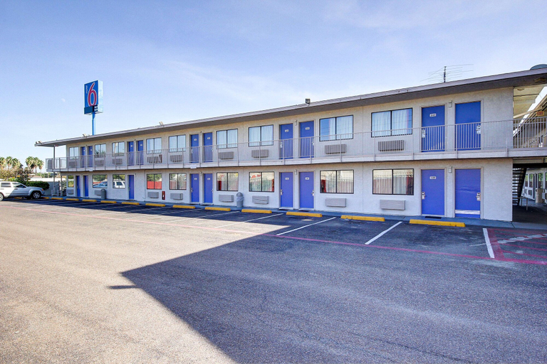 Exterior & Views 2, Motel 6 Laredo, TX - South, Webb