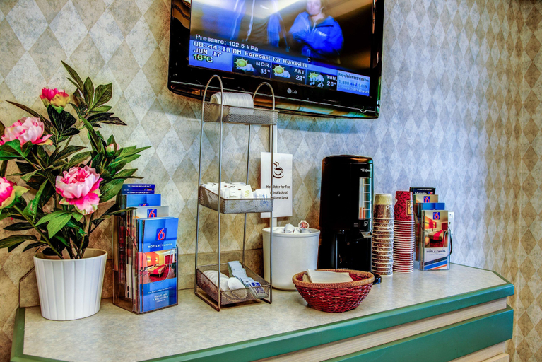 Food & Drinks 5, Motel 6 Huntsville, ON, Muskoka