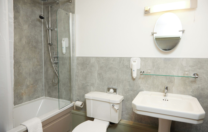 Bathroom, Castle Inn By Greene King Inns, Derbyshire