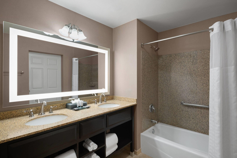 Bathroom 4, La Quinta Inn & Suites by Wyndham Paso Robles, San Luis Obispo