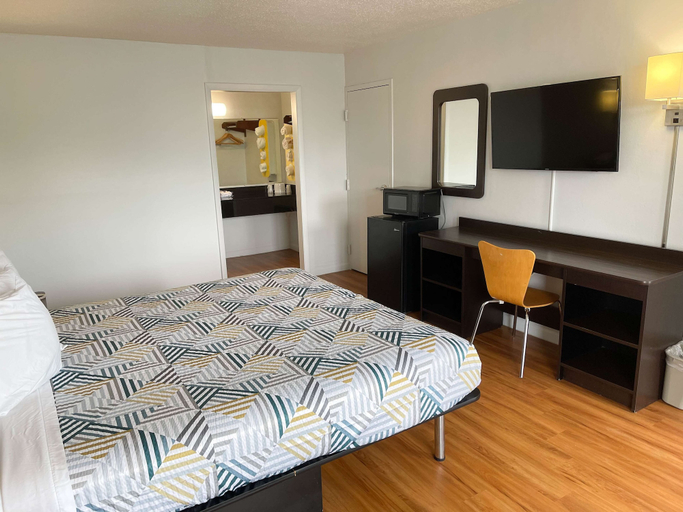 Bedroom 4, Motel 6 Troy, OH, Troy