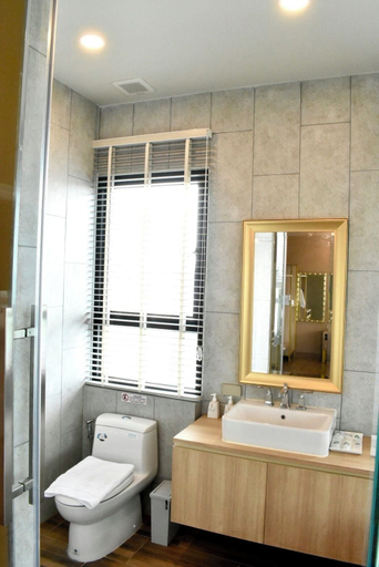 Bathroom 5, Siri Oriental Bangkok Hotel, Phra Nakhon